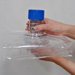 軟質PET樹脂素材だから、飲みきったボトルは簡単にひねりつぶします。